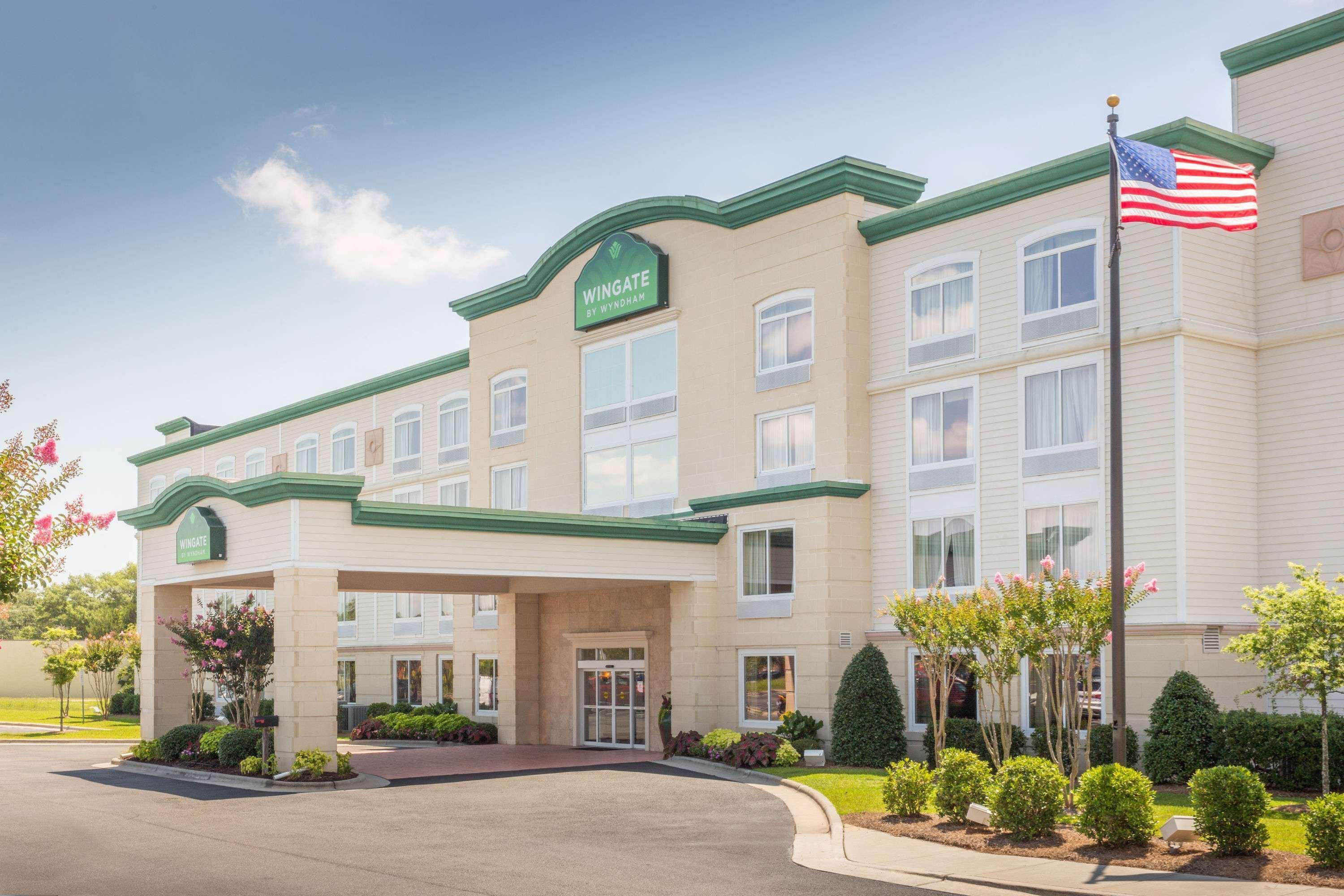 Wingate By Wyndham Southport Hotel Екстериор снимка
