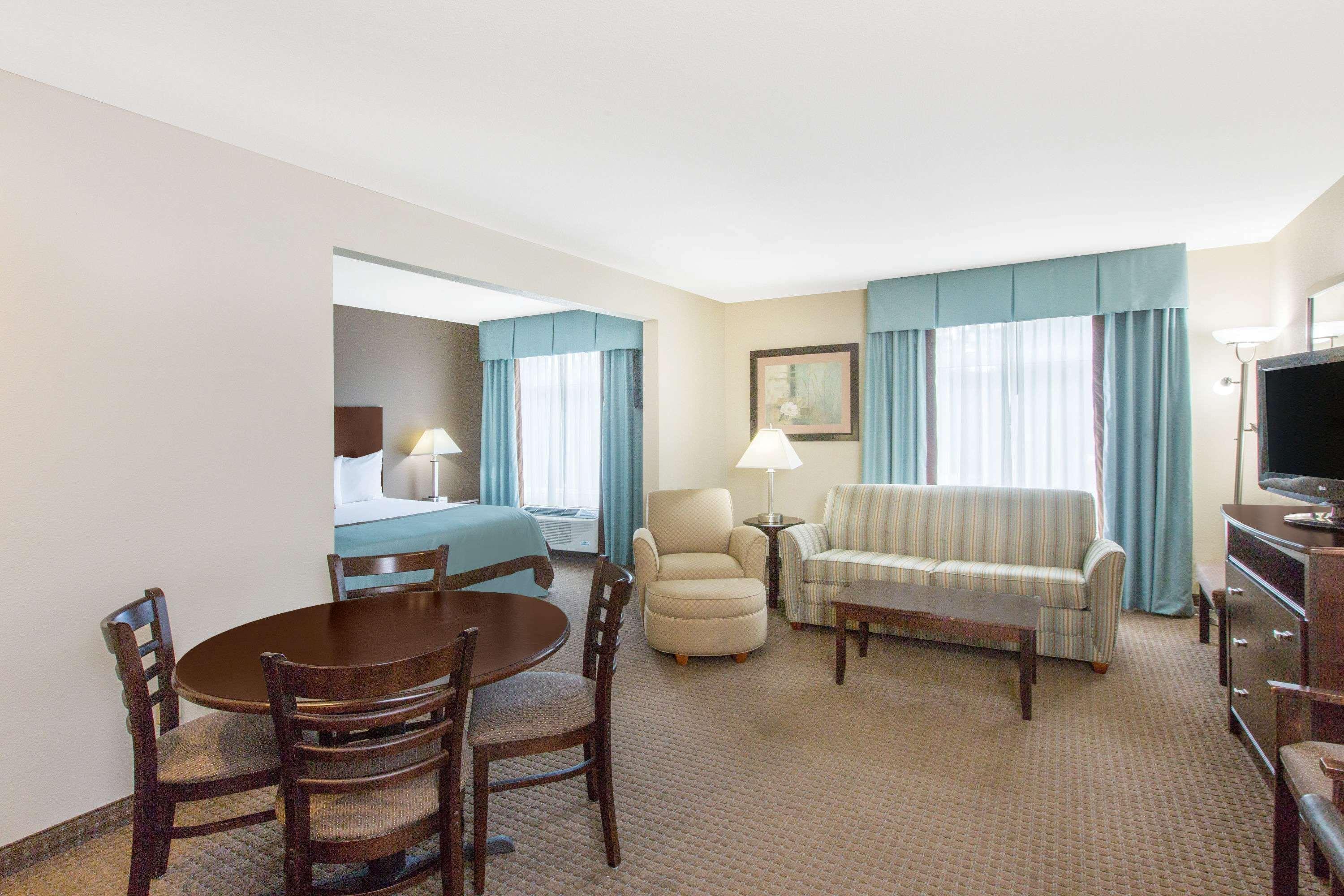 Wingate By Wyndham Southport Hotel Екстериор снимка