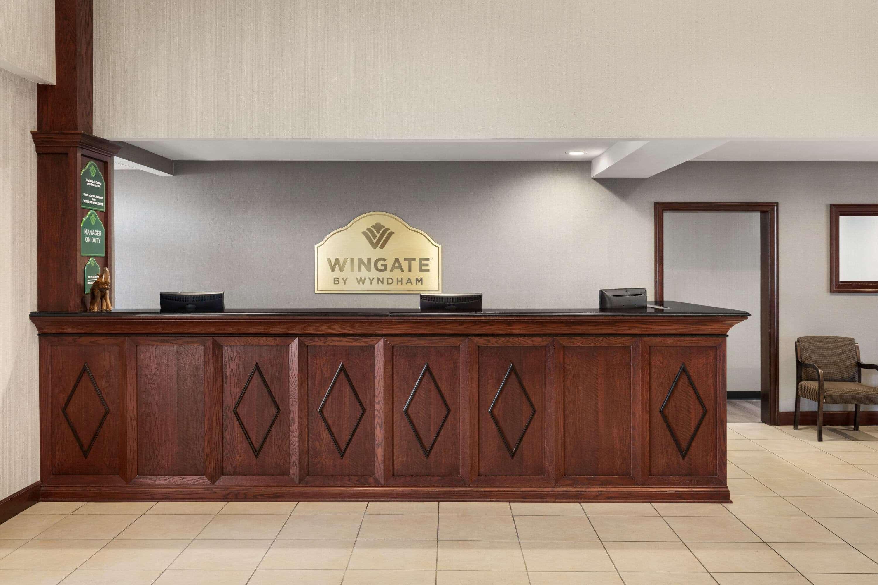 Wingate By Wyndham Southport Hotel Екстериор снимка