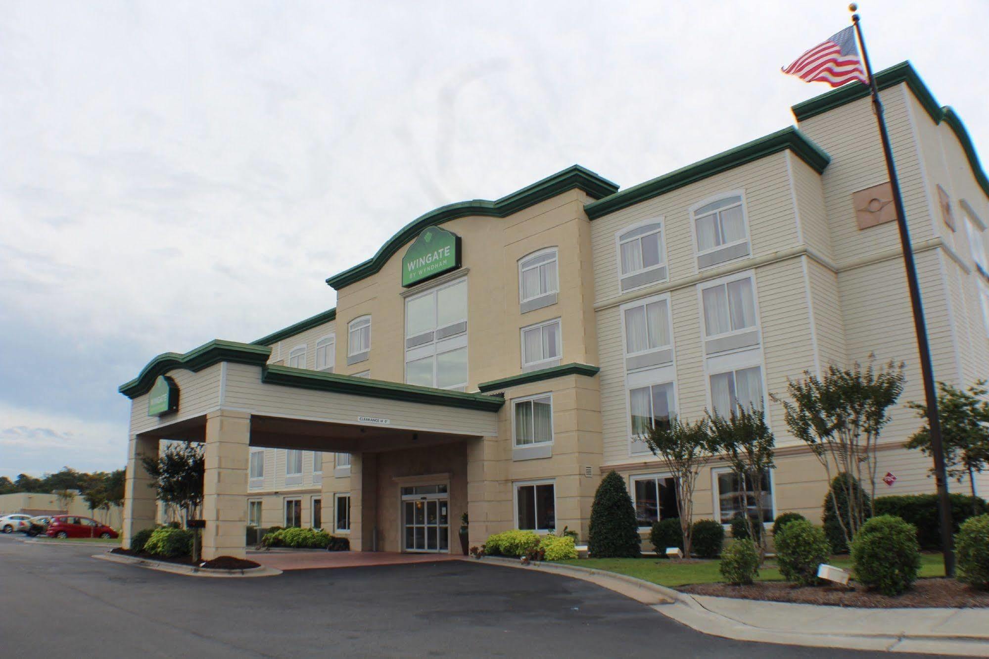 Wingate By Wyndham Southport Hotel Екстериор снимка